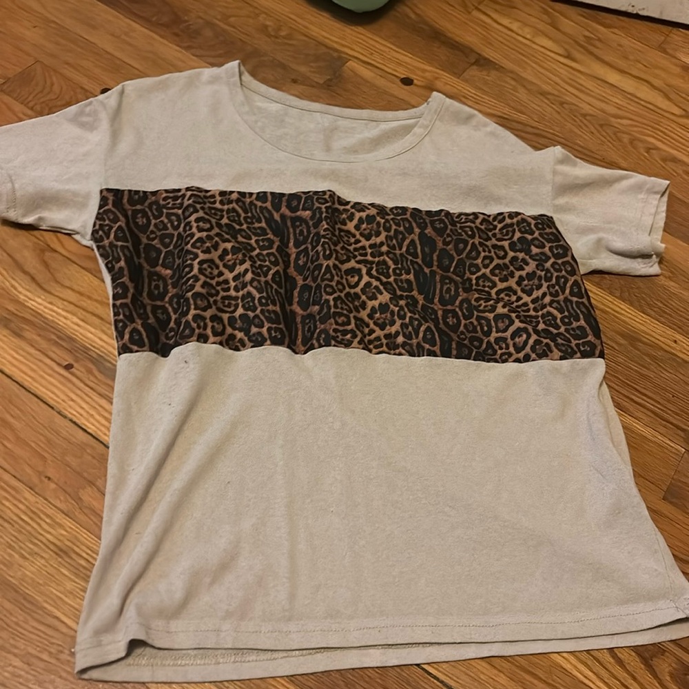 Short sleeve shirt with cheetah print